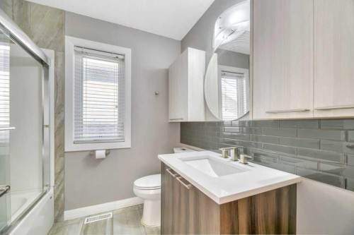 44 Douglas Shore Close Se, Calgary, AB - Indoor Photo Showing Bathroom