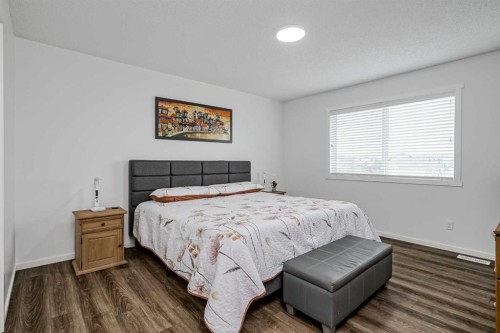 225 Kingsmere Cove Se, Airdrie, AB - Indoor Photo Showing Bedroom