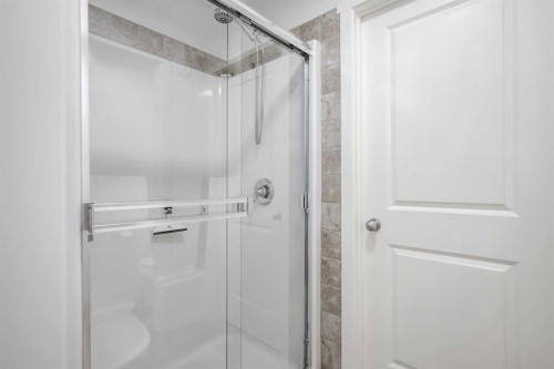 225 Kingsmere Cove Se, Airdrie, AB - Indoor Photo Showing Bathroom