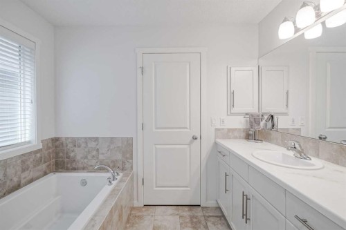 225 Kingsmere Cove Se, Airdrie, AB - Indoor Photo Showing Bathroom