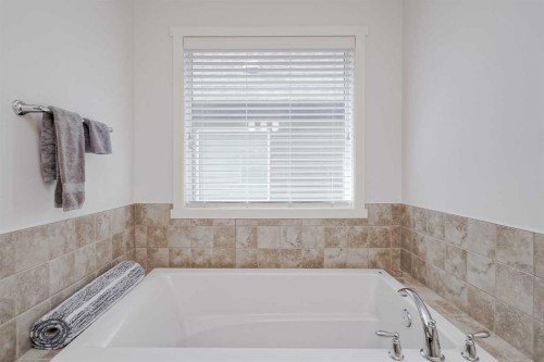 225 Kingsmere Cove Se, Airdrie, AB - Indoor Photo Showing Bathroom