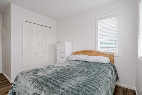 225 Kingsmere Cove Se, Airdrie, AB - Indoor Photo Showing Bedroom