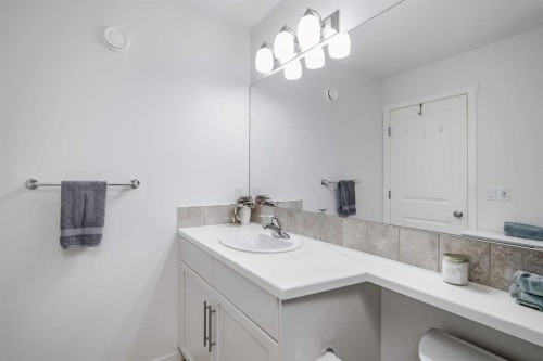 225 Kingsmere Cove Se, Airdrie, AB - Indoor Photo Showing Bathroom