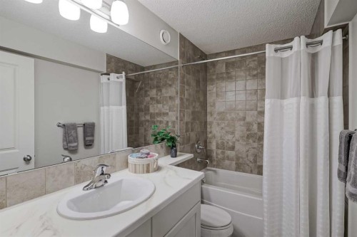 225 Kingsmere Cove Se, Airdrie, AB - Indoor Photo Showing Bathroom