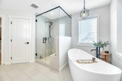225 Discovery Ridge Way Sw, Calgary, AB - Indoor Photo Showing Bathroom