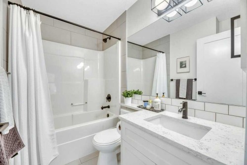 225 Discovery Ridge Way Sw, Calgary, AB - Indoor Photo Showing Bathroom