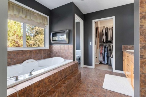 10 Chapala Road Se, Calgary, AB - Indoor Photo Showing Bathroom