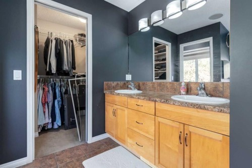 10 Chapala Road Se, Calgary, AB - Indoor Photo Showing Bathroom