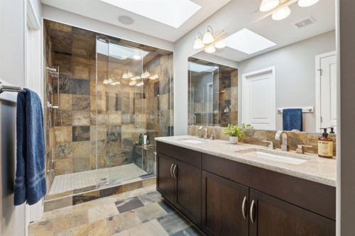 453 River Heights Drive, Cochrane, AB - Indoor Photo Showing Bathroom