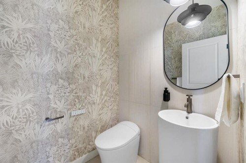 125 Discovery Place Sw, Calgary, AB - Indoor Photo Showing Bathroom