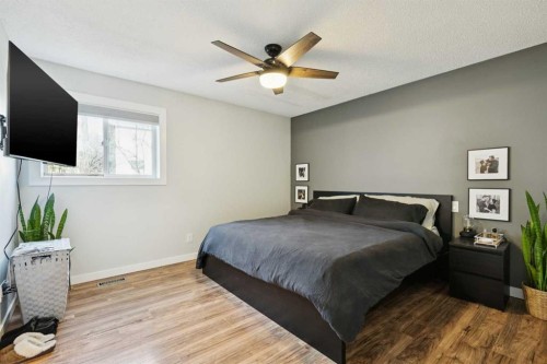 103 Hawkmount Green Nw, Calgary, AB - Indoor Photo Showing Bedroom