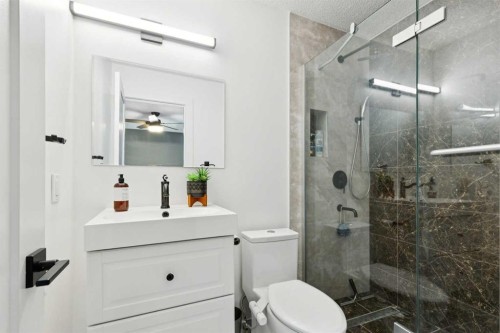 103 Hawkmount Green Nw, Calgary, AB - Indoor Photo Showing Bathroom