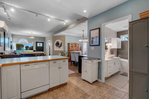 918 11 Avenue Se, Calgary, AB - Indoor Photo Showing Kitchen