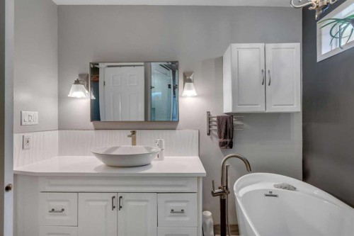 918 11 Avenue Se, Calgary, AB - Indoor Photo Showing Bathroom
