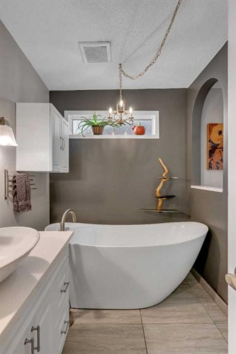 918 11 Avenue Se, Calgary, AB - Indoor Photo Showing Bathroom