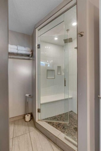 918 11 Avenue Se, Calgary, AB - Indoor Photo Showing Bathroom