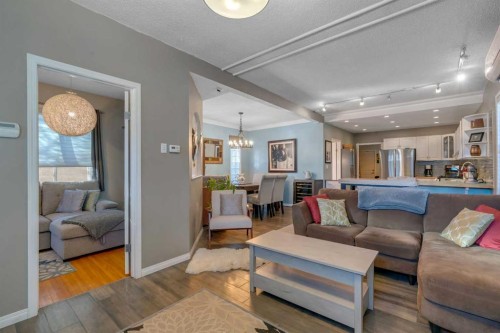 918 11 Avenue Se, Calgary, AB - Indoor Photo Showing Living Room