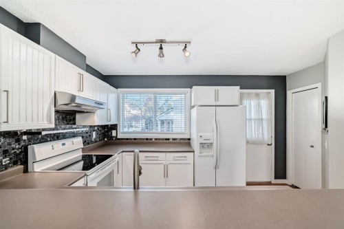 213 Prestwick Circle Se, Calgary, AB - Indoor Photo Showing Kitchen