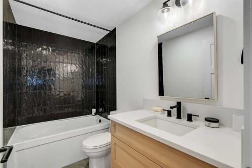 1176 Cranbrook Gardens Se, Calgary, AB - Indoor Photo Showing Bathroom