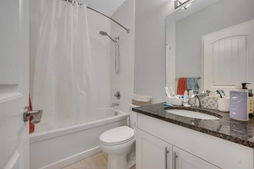 1708 23 Avenue Nw, Calgary, AB - Indoor Photo Showing Bathroom