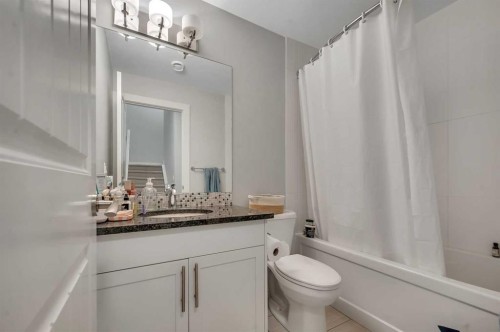 1708 23 Avenue Nw, Calgary, AB - Indoor Photo Showing Bathroom