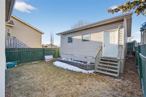 139 Castledale Way Ne, Calgary, AB - Outdoor