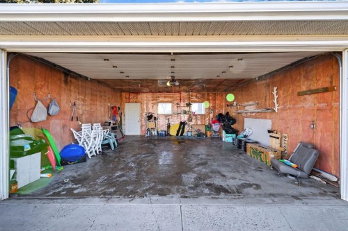 139 Castledale Way Ne, Calgary, AB - Indoor Photo Showing Garage