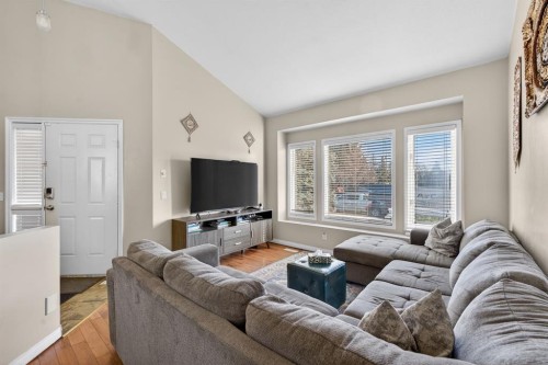 139 Castledale Way Ne, Calgary, AB - Indoor Photo Showing Living Room