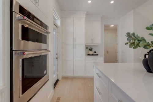 90 Treeline Gardens Sw, Calgary, AB - Indoor Photo Showing Kitchen