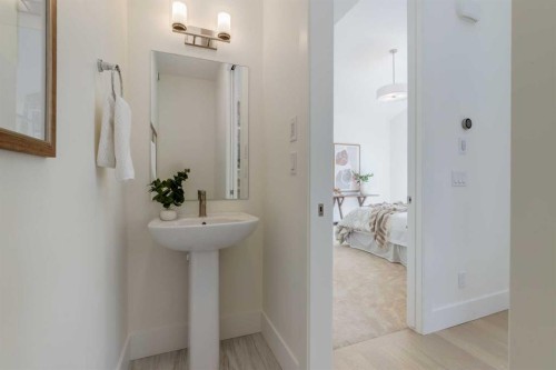 90 Treeline Gardens Sw, Calgary, AB - Indoor Photo Showing Bathroom