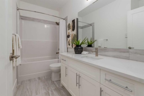90 Treeline Gardens Sw, Calgary, AB - Indoor Photo Showing Bathroom