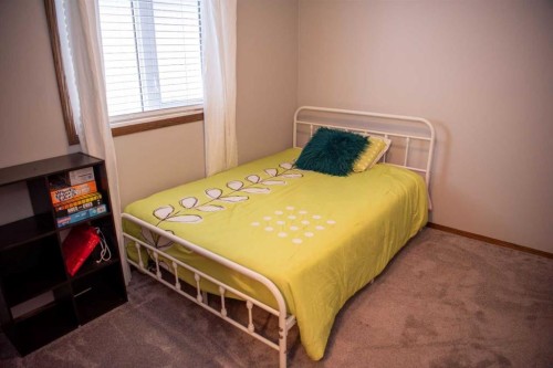 283 Highland Circle, Strathmore, AB - Indoor Photo Showing Bedroom