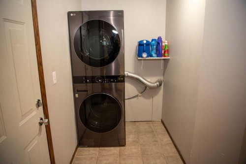 283 Highland Circle, Strathmore, AB - Indoor Photo Showing Laundry Room