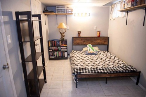 283 Highland Circle, Strathmore, AB - Indoor Photo Showing Bedroom