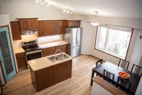 283 Highland Circle, Strathmore, AB - Indoor Photo Showing Kitchen With Double Sink