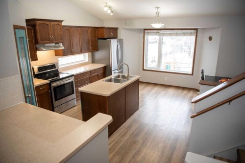 283 Highland Circle, Strathmore, AB - Indoor Photo Showing Kitchen With Double Sink