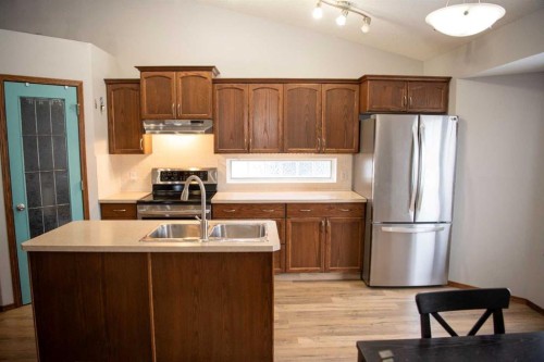 283 Highland Circle, Strathmore, AB - Indoor Photo Showing Kitchen With Double Sink