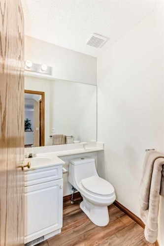 205 Patterson Hill Sw, Calgary, AB - Indoor Photo Showing Bathroom