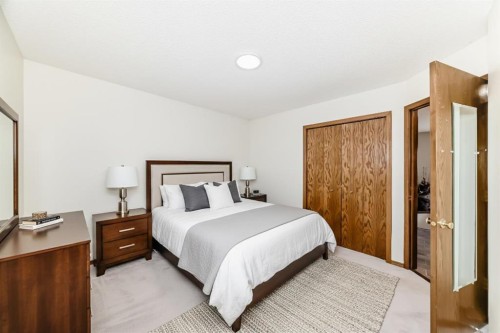 205 Patterson Hill Sw, Calgary, AB - Indoor Photo Showing Bedroom