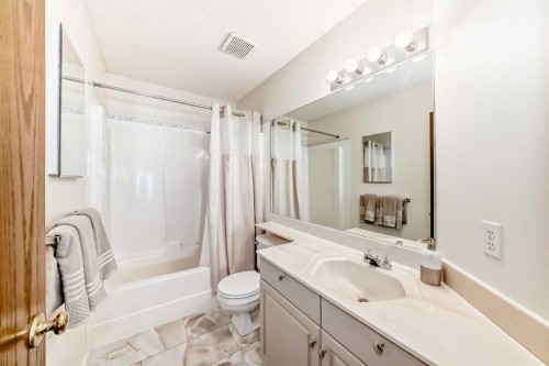 205 Patterson Hill Sw, Calgary, AB - Indoor Photo Showing Bathroom