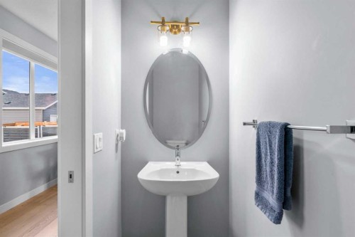 3 Sundown Manor, Cochrane, AB - Indoor Photo Showing Bathroom