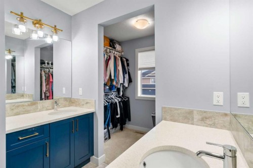 3 Sundown Manor, Cochrane, AB - Indoor Photo Showing Bathroom