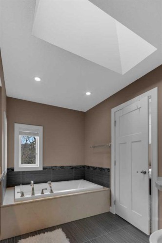 2534 3 Avenue Nw, Calgary, AB - Indoor Photo Showing Bathroom