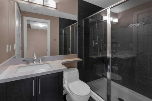 2534 3 Avenue Nw, Calgary, AB - Indoor Photo Showing Bathroom