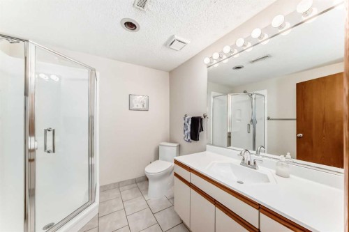 17140 Sundown Road Se, Calgary, AB - Indoor Photo Showing Bathroom
