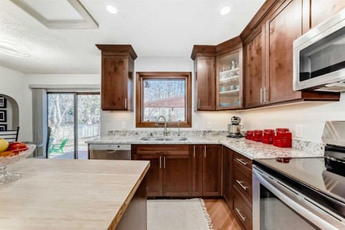 17140 Sundown Road Se, Calgary, AB - Indoor Photo Showing Kitchen