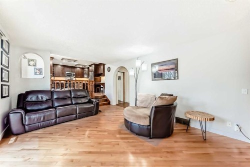 17140 Sundown Road Se, Calgary, AB - Indoor Photo Showing Living Room