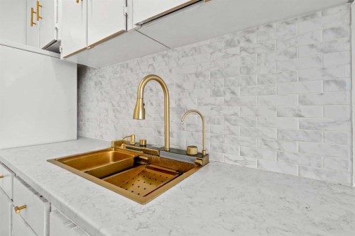 201-4328 4 Street Nw, Calgary, AB - Indoor Photo Showing Kitchen