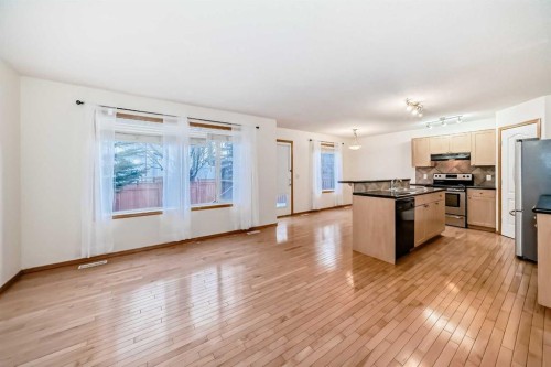 17 Royal Birkdale Crescent Nw, Calgary, AB - Indoor Photo Showing Kitchen