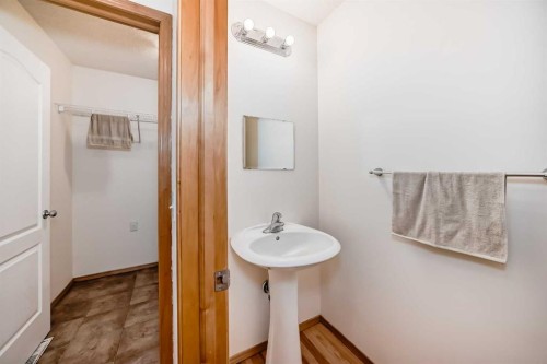 17 Royal Birkdale Crescent Nw, Calgary, AB - Indoor Photo Showing Bathroom
